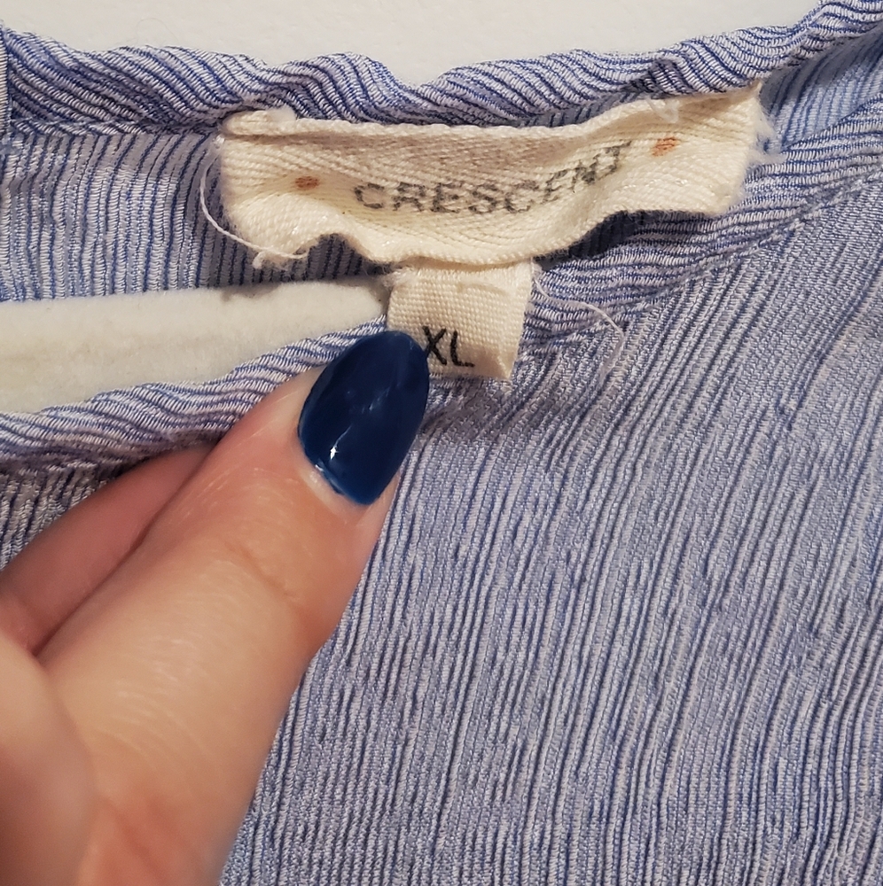 Button back crinkle blouse - Picture 3 of 5